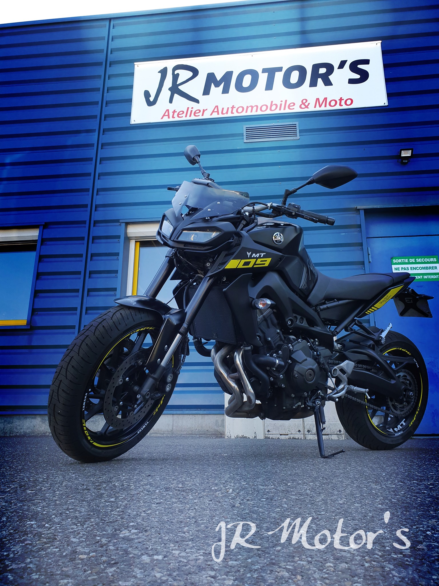 Changement de support de plaque et de clignotant arrière sur cet MT09 réalisé par le garage JR Motors à Sausheim