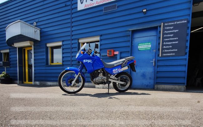 Tension de chaîne Suzuki DR RS 650 réalisé par le garage JR Motors à Sausheim